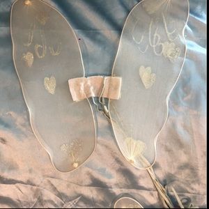 Whit angel wings child